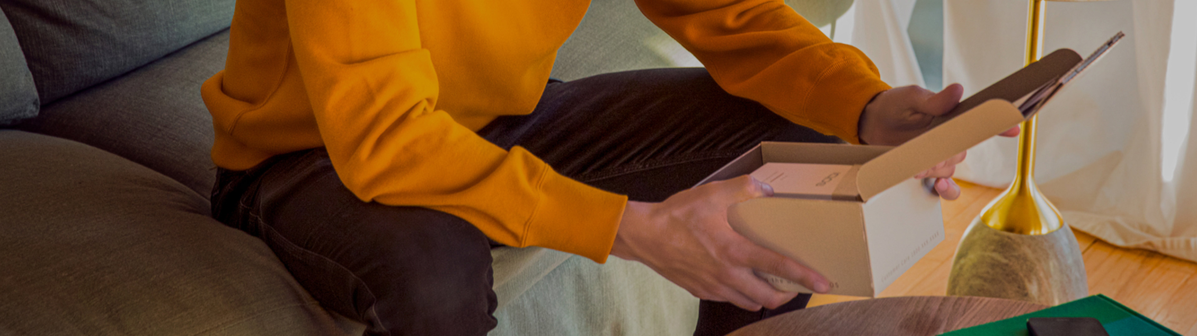 Hands opening an IQOS Originals Duo device box, to discover all benefits of MyIqos.